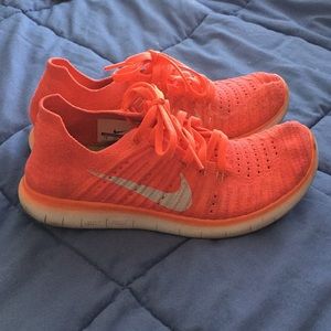 hot pink nike flyknit free run